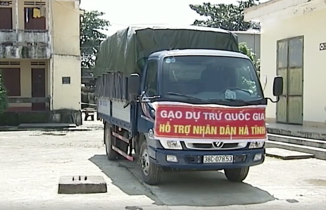 Thực hư việc xe tải chở gạo cứu trợ vùng lũ bán cho tư thương - Ảnh 2.