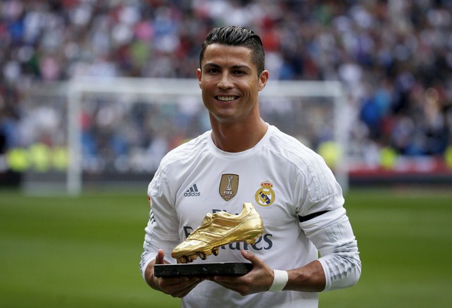 Ronaldo nhát ma fan với ảnh đắp mặt nạ làm đẹp - Ảnh 4.