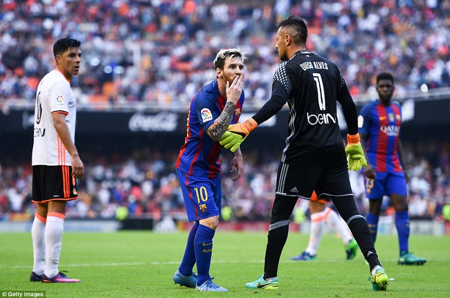 Xót xa nhìn Neymar vật vã nằm sân vì dính đòn thù, Messi điên tiết chửi rủa CĐV - Ảnh 3.