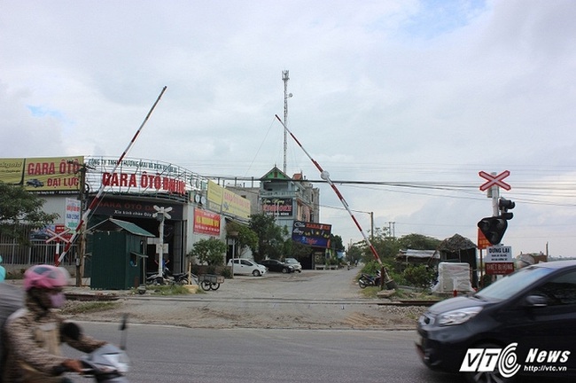 &Ocirc; t&ocirc; bị t&agrave;u t&ocirc;ng n&aacute;t, 6 người chết: Hiện trường thay đổi sau một đ&ecirc;m - Ảnh 2.