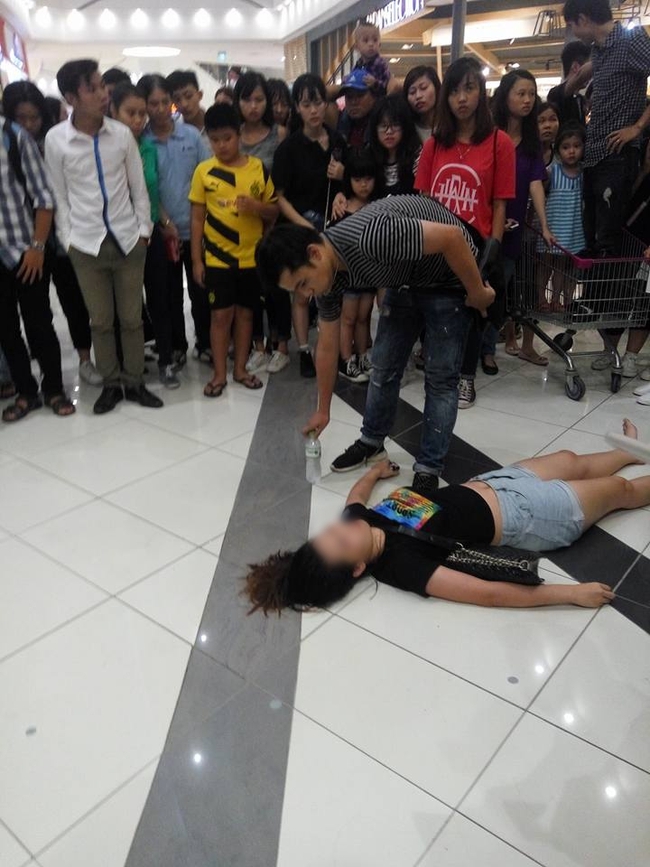 Hà Nội: Một cô gái chen lấn đến ngất xỉu ở Aeon Mall trong buổi tối có Noo Phước Thịnh biểu diễn - Ảnh 1.