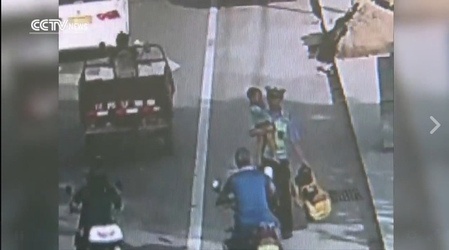 H&igrave;nh ảnh qu&aacute;i xế nh&iacute; hi&ecirc;n ngang đi ngược chiều tố c&aacute;o th&oacute;i xấu của cả phụ huynh v&agrave; x&atilde; hội - Ảnh 3.