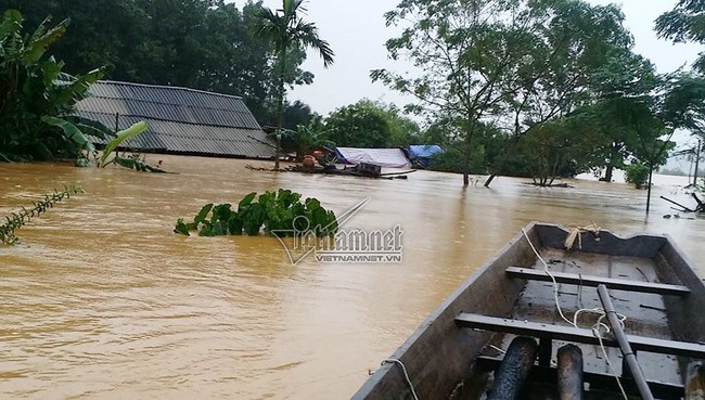 Lũ chồng lũ: Dân leo nóc nhà - Ảnh 5.