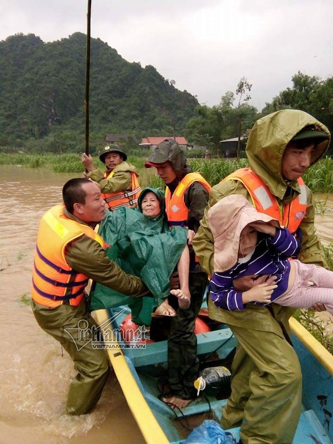 Lũ chồng lũ: Dân leo nóc nhà - Ảnh 14.