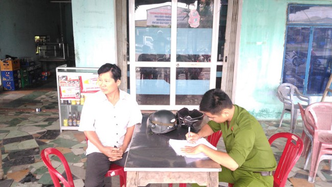 Th&aacute;ch thức kh&aacute;ch h&agrave;ng, người b&aacute;n v&eacute; số bị đ&aacute;nh g&atilde;y ch&acirc;n - Ảnh 1.