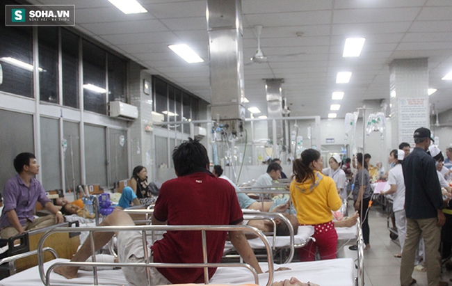 Bệnh nh&acirc;n tung cửa, &ocirc;m bụng chạy v&agrave;o đ&ograve;i được b&aacute;c sĩ cấp cứu gấp - Ảnh 2.