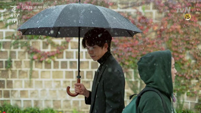 Goblin: Nữ sinh Kim Goeun cầu có “gấu” liền gặp ngay “yêu tinh” Gong Yoo - Ảnh 3.