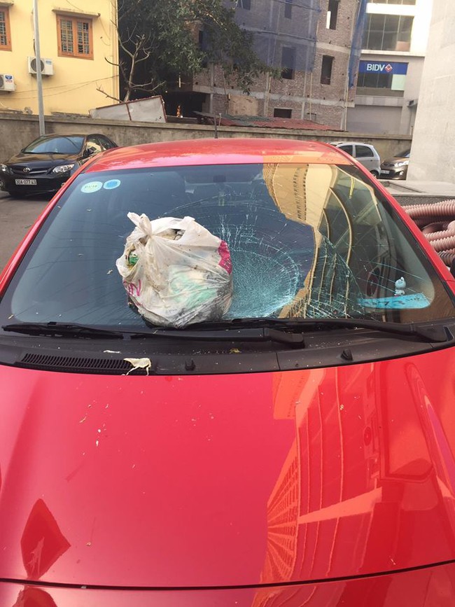Nữ tài xế hoảng hốt khi túi rác từ trên chung cư bay xuống làm vỡ kính chắn gió xe Toyota Yaris - Ảnh 3.