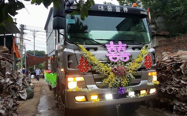 Lễ ăn hỏi độc nhất Việt Nam: Kh&aacute;ch ăn trầu uống nước tr&ecirc;n xe tải - Ảnh 2.