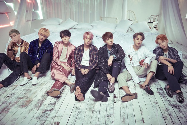 Bangtan Boys (BTS): Bỏ qua chiếc n&ocirc;i d&aacute;t v&agrave;ng, &ocirc;ng lớn đỡ lưng, họ vẫn mạnh mẽ vươn ra thế giới! - Ảnh 1.