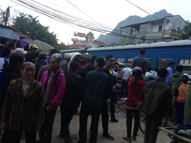 Cố vượt đường t&agrave;u, &ocirc; t&ocirc; 7 chỗ bị t&ocirc;ng lật nghi&ecirc;ng, 2 người tho&aacute;t chết trong gang tấc - Ảnh 2.