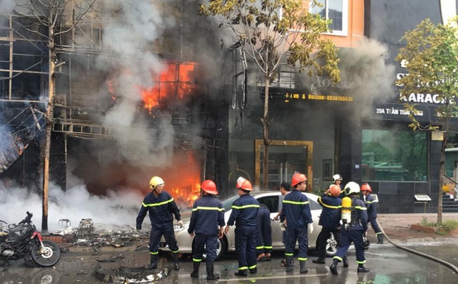 Bắt giam 2 người vụ cháy quán karaoke khiến 13 người chết ở Hà Nội - Ảnh 1.