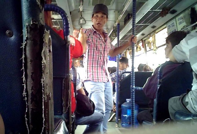 Giang hồ trên xe buýt: nỗi khiếp đảm của hành khách - Ảnh 1.