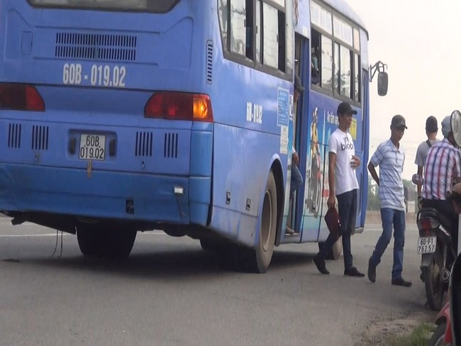 Cận cảnh tr&ograve; lừa đảo của nh&oacute;m giang hồ dọc quốc lộ - Ảnh 2.