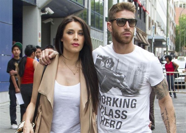 Sergio Ramos khóa môi Pilar Rubio giữa phố, xóa bỏ nghi ngờ rạn nứt tình cảm với bồ già - Ảnh 3.