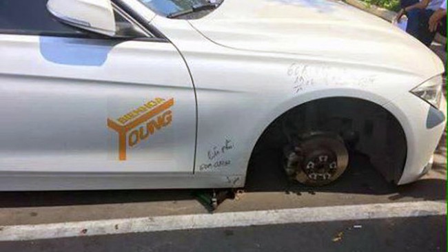 Xe BMW bị mất trộm bánh khi đậu trong bệnh viện - Ảnh 1.