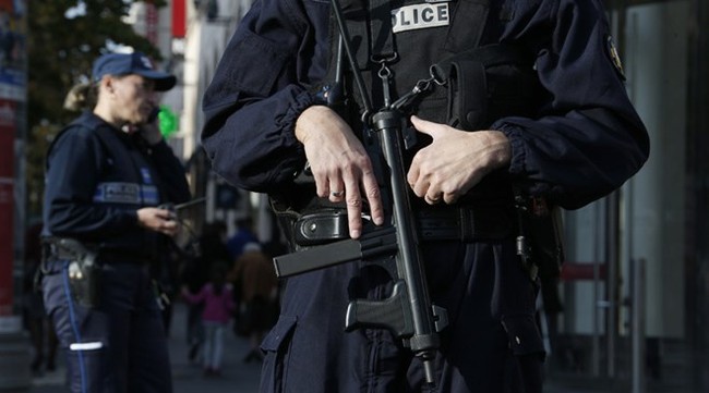 Nước Pháp lại chấn động với vụ kẻ đeo mặt nạ bắt 70 con tin - Ảnh 1.