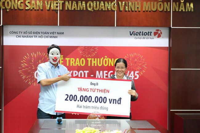 Người tr&uacute;ng số Jackpot 56 tỷ đồng đeo mặt nạ nhận giải - Ảnh 2.