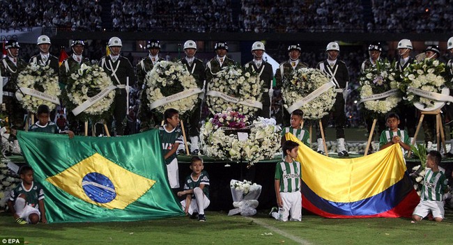 Bị phạt thẻ vàng vì tưởng nhớ 19 cầu thủ Chapecoense chết trong vụ tai nạn máy bay - Ảnh 7.