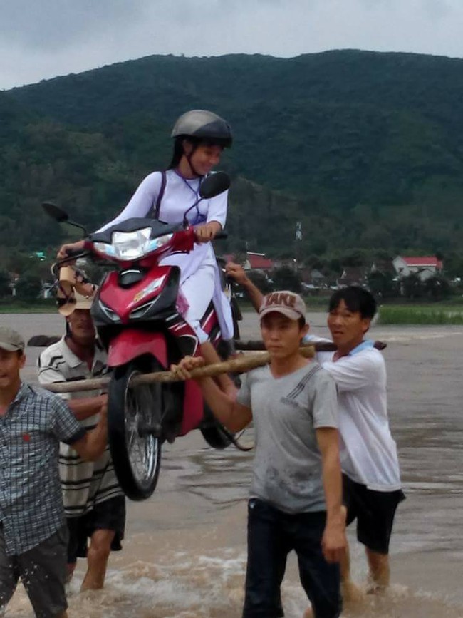 4 so&aacute;i ca d&ugrave;ng thanh gỗ khi&ecirc;ng nữ sinh c&ugrave;ng chiếc xe m&aacute;y qua v&ugrave;ng lũ - Ảnh 3.