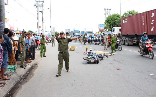 Bình Dương: Đang đi chuyển phòng trọ thì gặp nạn, mẹ tử vong, con bị cán nát chân - Ảnh 1.