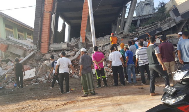 Đ&atilde; c&oacute; 97 người thiệt mạng v&igrave; động đất ở Indonesia - Ảnh 1.