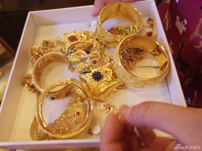 Mỹ nh&acirc;n &ldquo;Thần Đi&ecirc;u Đại Hiệp&rdquo; l&ecirc;n xe hoa với t&igrave;nh trẻ k&eacute;m 6 tuổi - Ảnh 2.