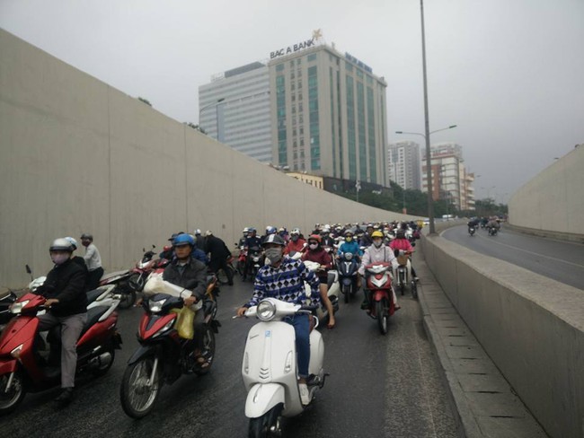 H&agrave; Nội: Dầu đổ loang ra đường, h&agrave;ng chục phương tiện vồ ếch dưới hầm Kim Li&ecirc;n - Ảnh 2.