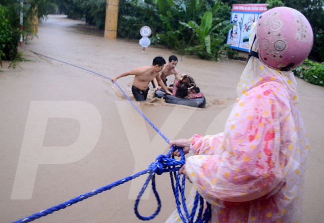 5 cô giáo mầm non dầm mình trong nước lũ ngập sâu quá đầu người cứu 20 học sinh - Ảnh 2.