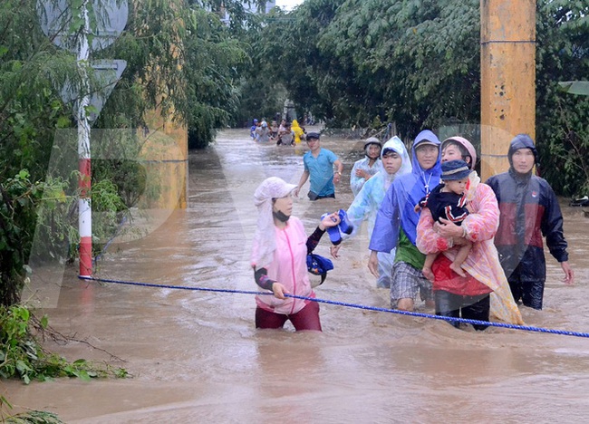 5 cô giáo mầm non dầm mình trong nước lũ ngập sâu quá đầu người cứu 20 học sinh - Ảnh 3.