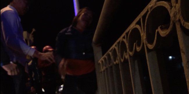 Bị chồng say đ&aacute;nh chảy m&aacute;u mũi, vợ t&iacute;nh nước nhảy cầu, con trai kh&oacute;c l&oacute;c &ocirc;m ch&acirc;n mẹ - Ảnh 2.