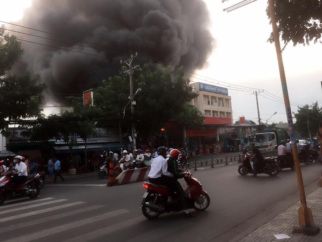 Cây xăng phát nổ gây cháy lớn ở Sài Gòn - Ảnh 2.