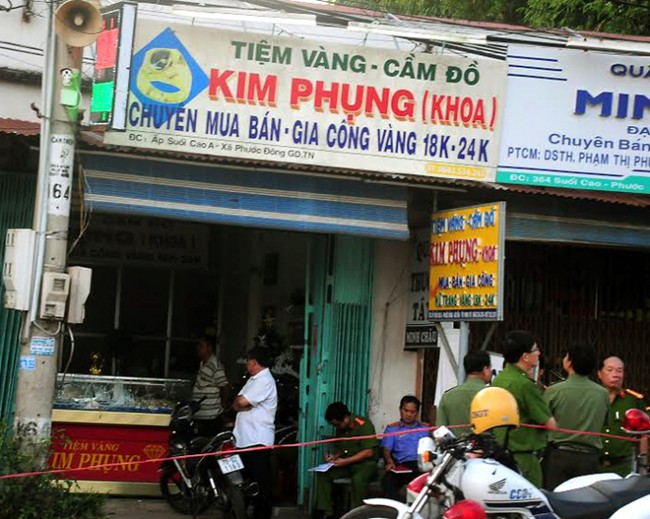 Bịt mặt, nổ s&uacute;ng cướp tiệm v&agrave;ng r&uacute;ng động T&acirc;y Ninh - Ảnh 1.