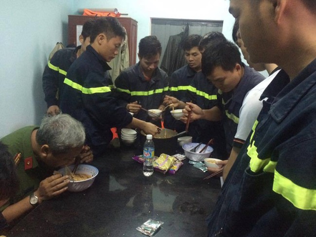 Bức ảnh lay động mùa lũ: Các chiến sĩ PCCC tranh thủ ăn mì tôm lấy sức cứu trợ đồng bào miền Trung - Ảnh 1.