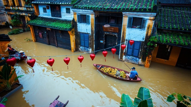 C&oacute; một Hội An l&atilde;ng mạn như thế n&agrave;y đ&acirc;y trong m&ugrave;a nước lũ - Ảnh 3.