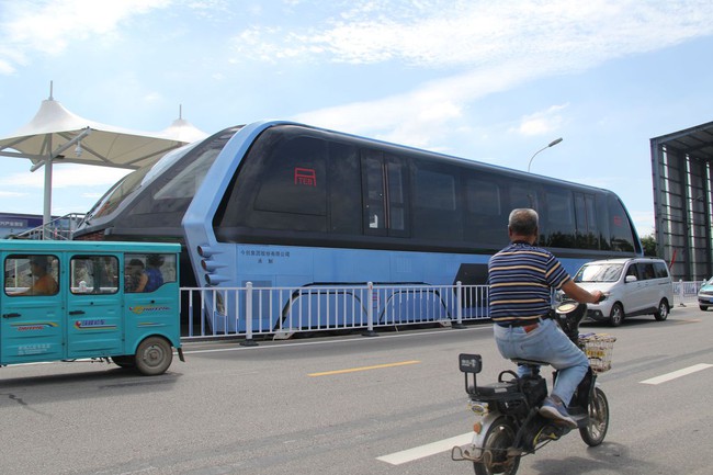 Sau thời gian gây xôn xao dư luận thế giới, xe buýt bay Trung Quốc giờ chỉ nằm đắp chiếu - Ảnh 1.