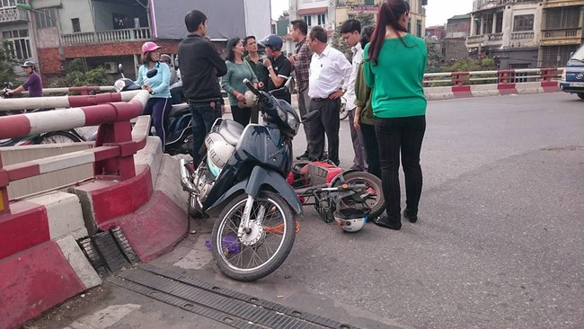 H&agrave; Nội: Người đ&agrave;n &ocirc;ng rơi từ cầu Chương Dương xuống đất sau tai nạn với xe đạp điện - Ảnh 3.
