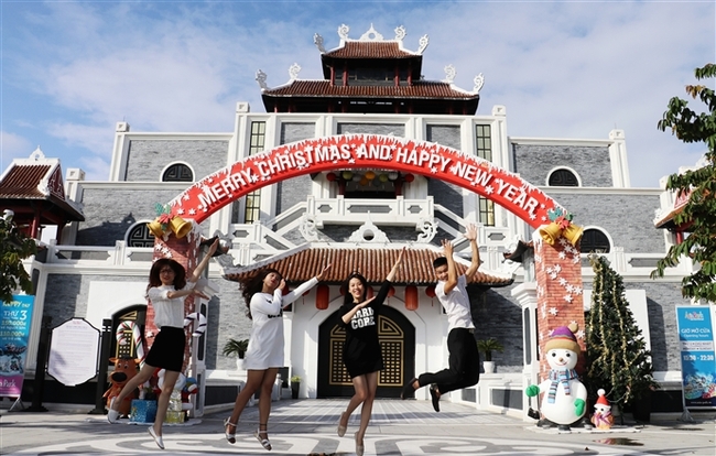 Giới trẻ thích thú với “tuyết rơi” ở Asia Park - Ảnh 1.