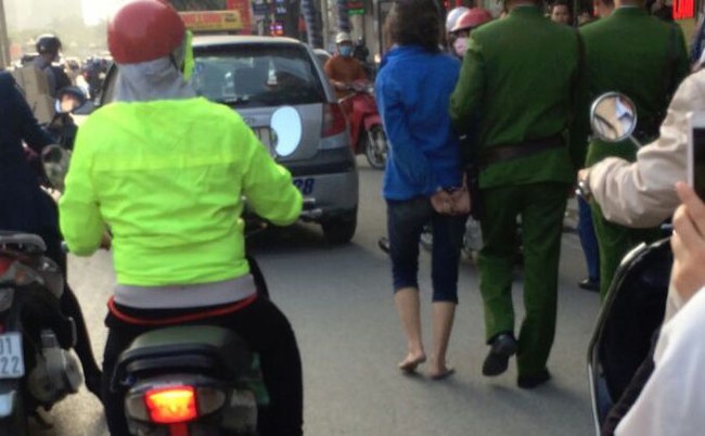Truy đuổi c&ocirc; g&aacute;i trẻ n&aacute;o loạn đường H&agrave; Nội - Ảnh 2.