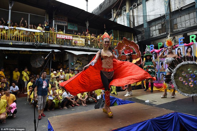 Tù nhân LGBT tại Philippines thả dáng trong cuộc thi sắc đẹp Hoa hậu hoàn vũ  - Ảnh 1.