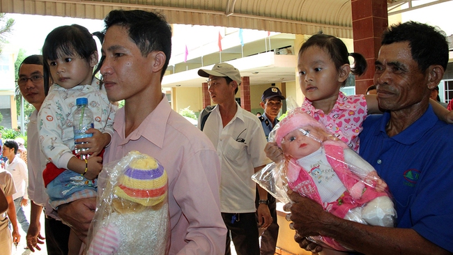 Phim t&agrave;i liệu Hai đứa trẻ - Giọt nước mắt từ vụ trao nhầm con chấn động dư luận - Ảnh 3.