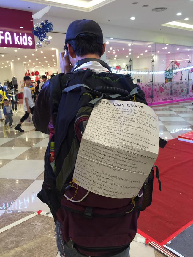 Thanh ni&ecirc;n d&aacute;n th&ocirc;ng b&aacute;o Trai ngoan tuyển vợ g&acirc;y t&ograve; m&ograve; trong trung t&acirc;m thương mại ở H&agrave; Nội - Ảnh 1.