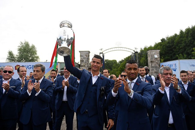 Biển người chào đón Ronaldo và các tuyển thủ Bồ Đào Nha - Ảnh 13.