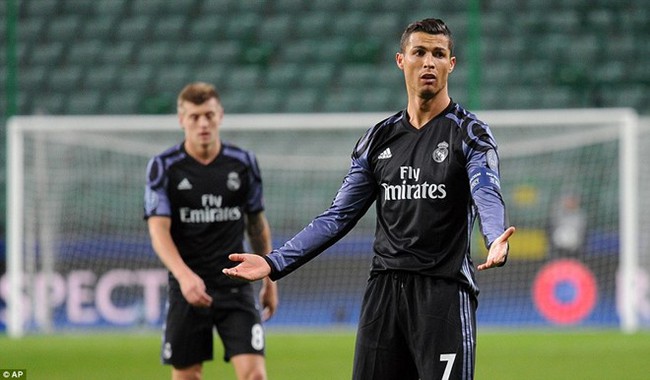 Ronaldo tịt ngòi, Real Madrid suýt thua trong cơn mưa bàn thắng - Ảnh 13.