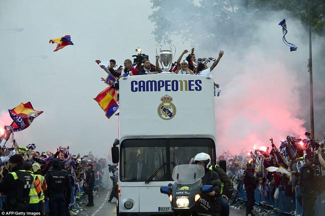 Ch&ugrave;m ảnh m&agrave;n rước C&uacute;p Champions League si&ecirc;u ho&agrave;nh tr&aacute;ng của d&agrave;n sao Real Madrid - Ảnh 9.