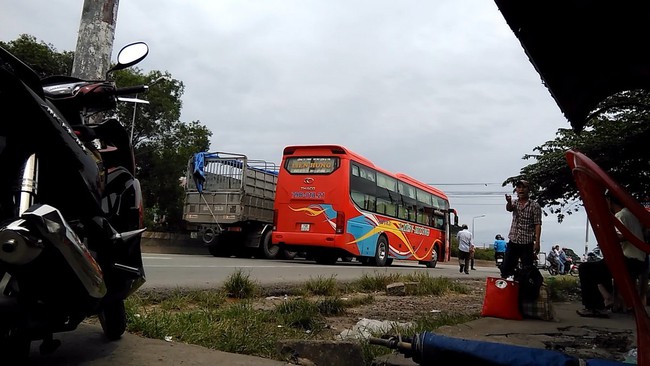 Cận cảnh tr&ograve; lừa đảo của nh&oacute;m giang hồ dọc quốc lộ - Ảnh 12.