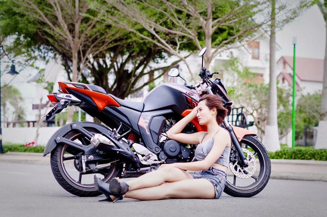 &ldquo;Hot girl&rdquo; b&oacute;ng chuyền n&oacute;ng bỏng b&ecirc;n m&ocirc; t&ocirc; khủng - Ảnh 12.