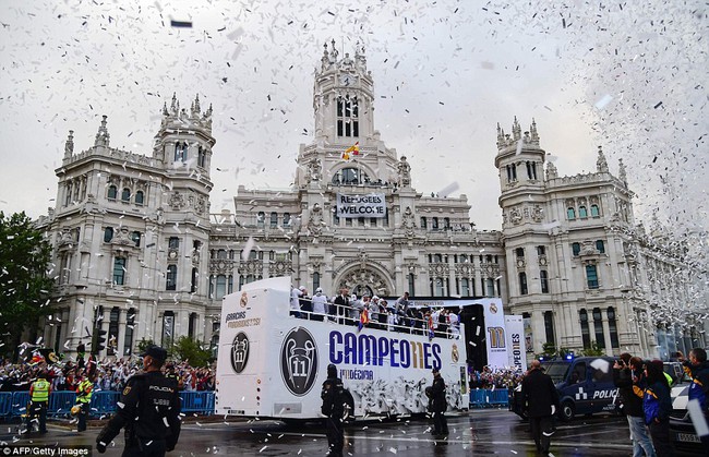 Ch&ugrave;m ảnh m&agrave;n rước C&uacute;p Champions League si&ecirc;u ho&agrave;nh tr&aacute;ng của d&agrave;n sao Real Madrid - Ảnh 10.