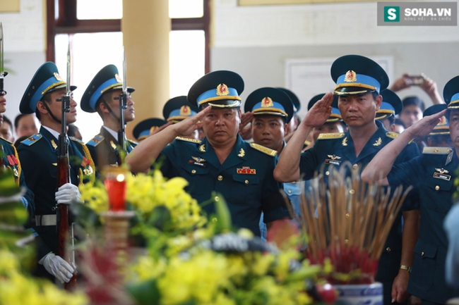 Những hình ảnh xúc động tại lễ hỏa táng Đại tá Trần Quang Khải - Ảnh 13.