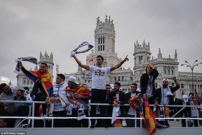 Ch&ugrave;m ảnh m&agrave;n rước C&uacute;p Champions League si&ecirc;u ho&agrave;nh tr&aacute;ng của d&agrave;n sao Real Madrid - Ảnh 11.